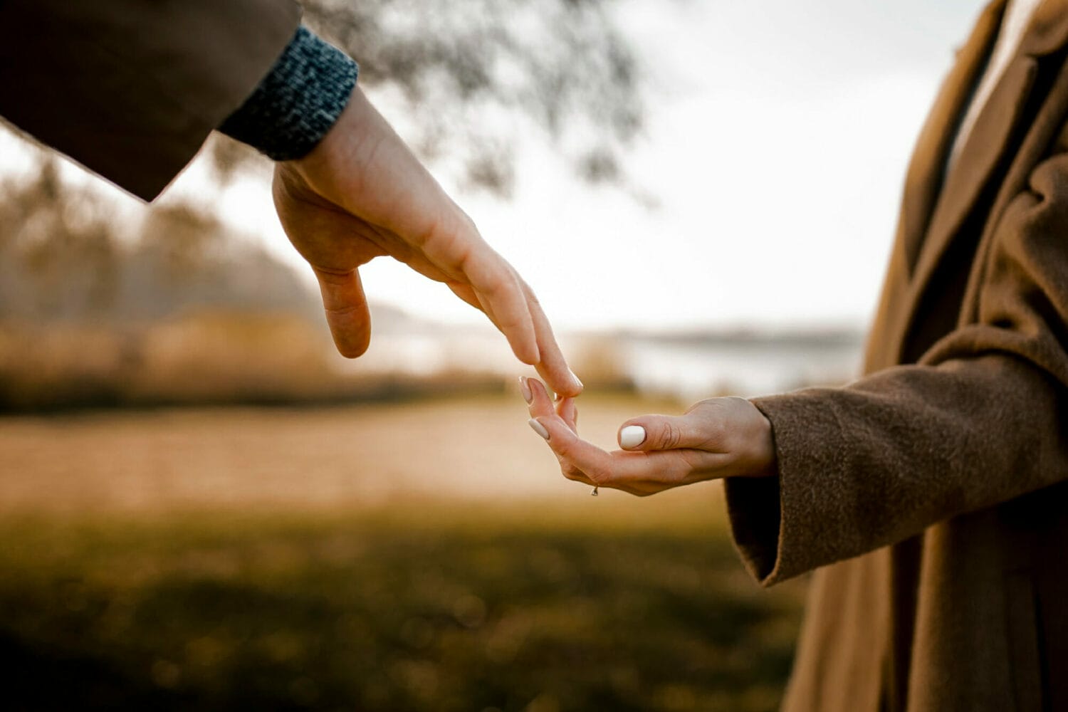 close-up-couple-holding-hands-outdoors