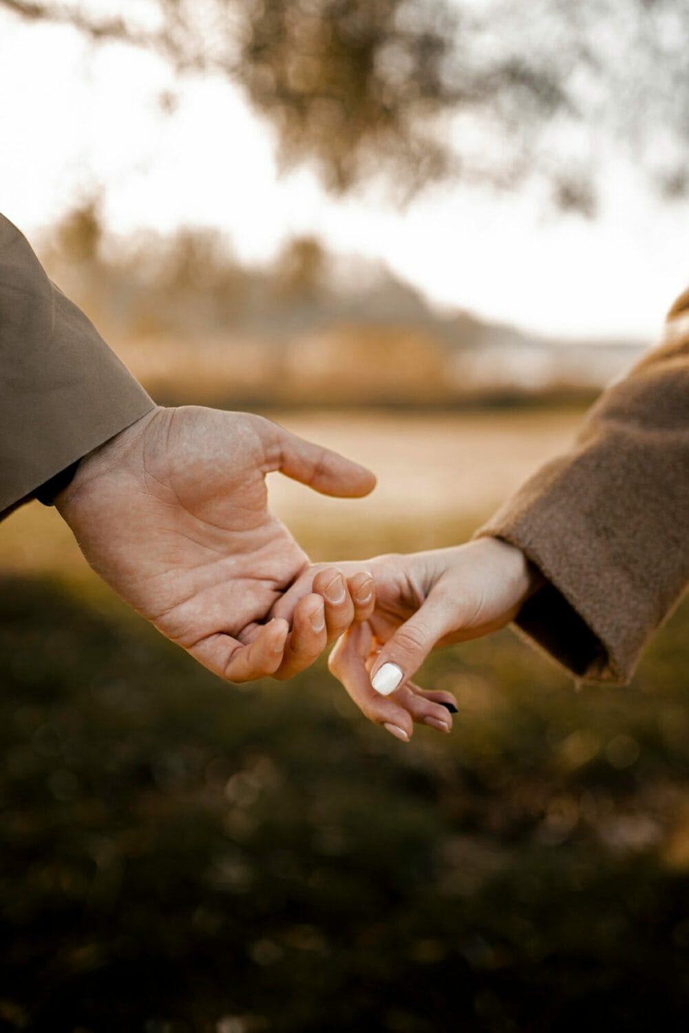 close-up-couple-holding-hands-outside